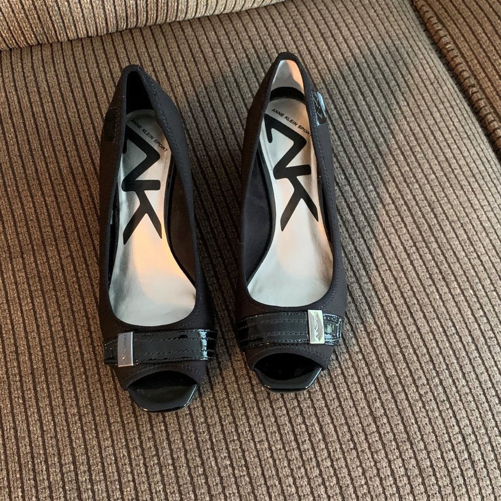 Peep toe shoes